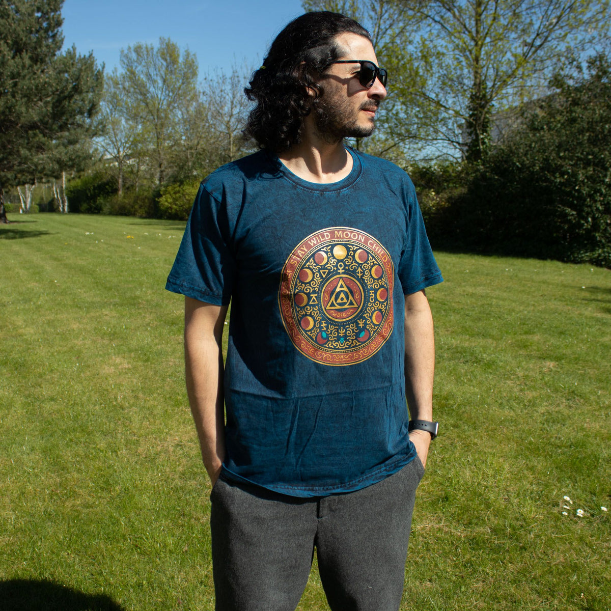 Nomad Sari Stonewashed Cotton T-Shirt - Mantente salvaje, hijo de la luna - Azul - Mediano