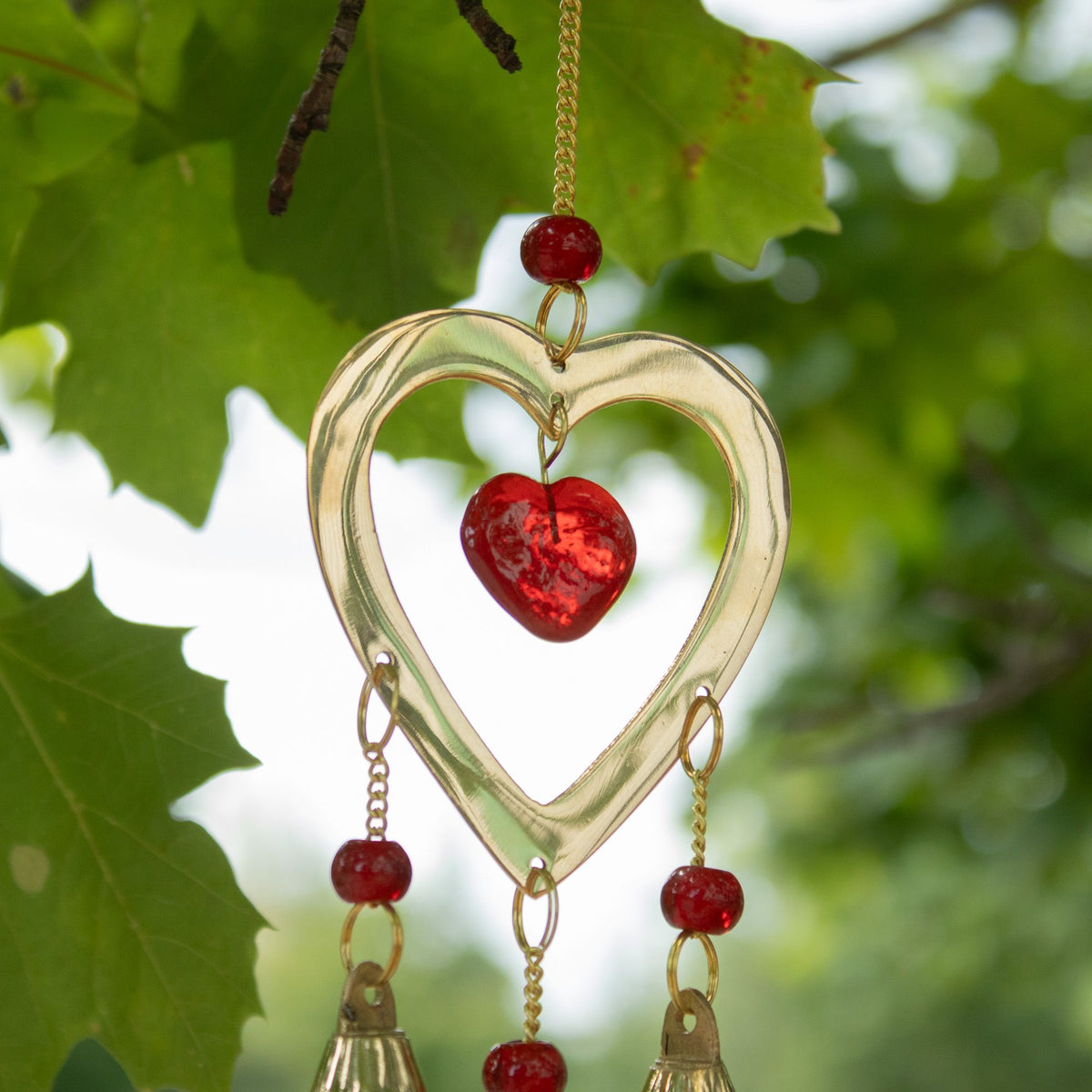 Campanas Indias - Latón con cuentas de corazón de cristal rubí - 3 campanas - 6.5x24cm